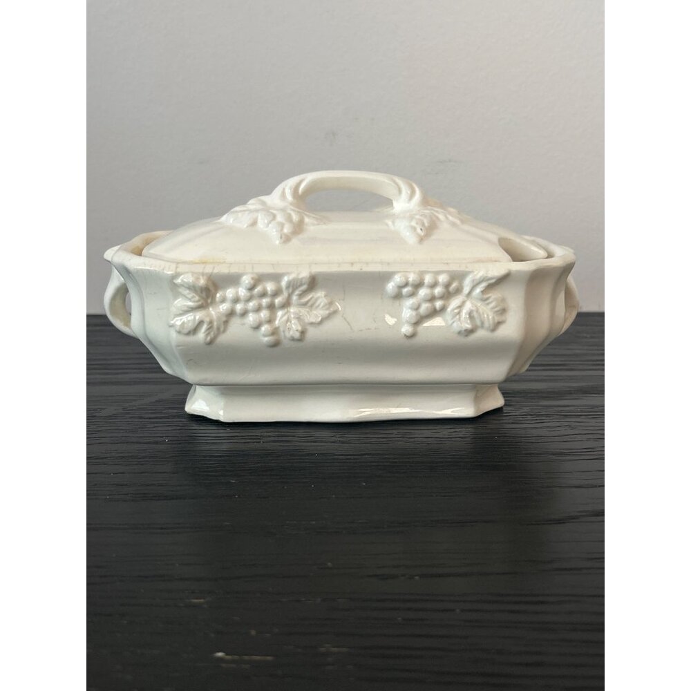 VTG White Ceramic Grape Cluster Motif Tureen Spoon Notch Soup/Gravy/Jellies READ